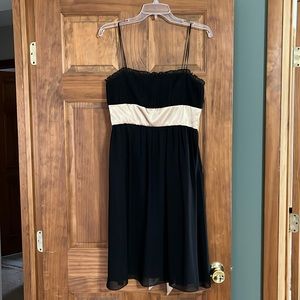 Black and gold side zip dress. Tie in back. Jones Wear Dress. Size 6.